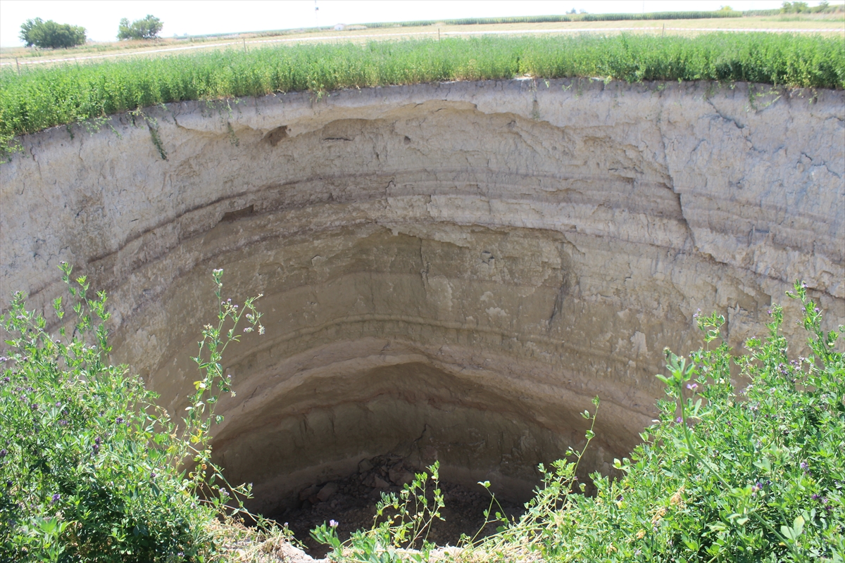 Konya'da Yonca Tarlasında Obruk Oluştu