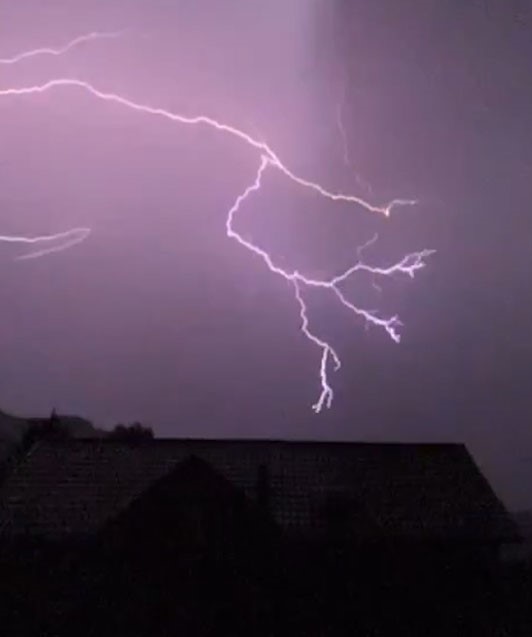 Rize'de şiddetli şimşekler etkili oluyor