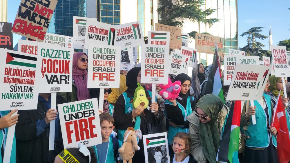 İsrail Konsolosluğunun önüne oyuncak bıraktılar