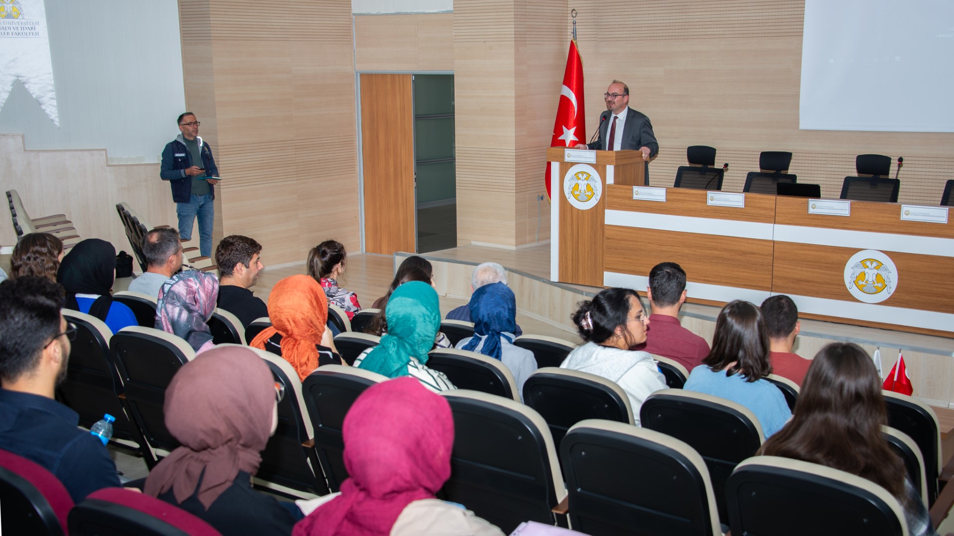 İşadamı Hüsamettin Sönmez, Selçuk Üniversitesinde öğrencilerle buluştu