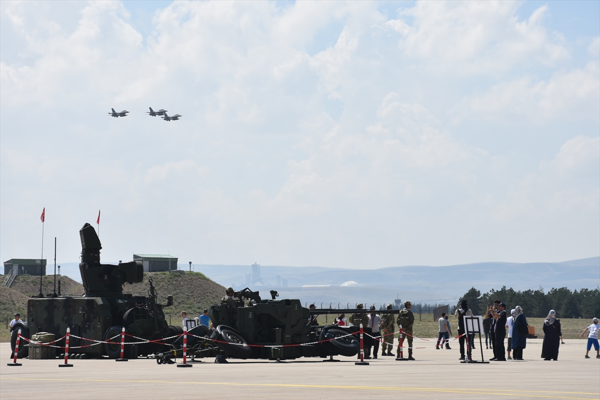 Türk Yıldızları gösteri uçuşu yaptı