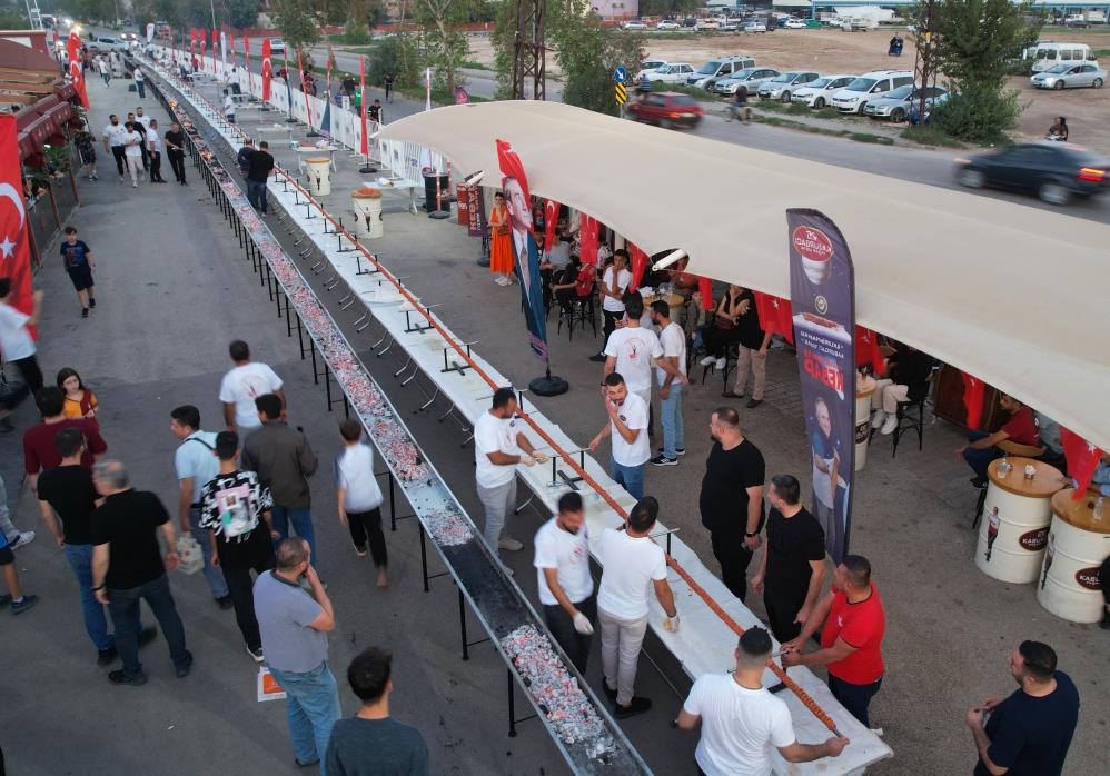 100. yılı 100 metrelik kebapla kutladılar!