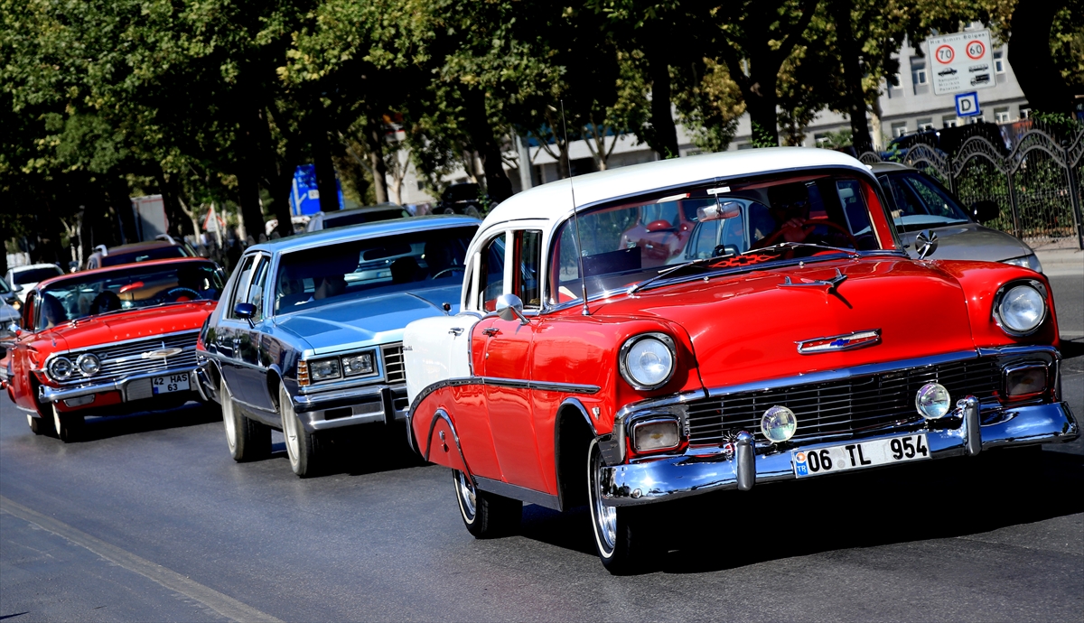Konya'da klasik otomobil tutkunları "30 Ağustos"a özel konvoy düzenledi