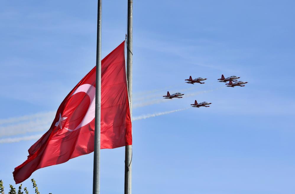 Türk yıldızlarından Ata'ya Saygı uçuşu