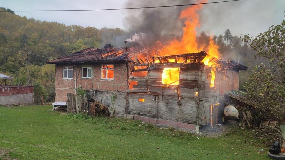 Bartın'da yangın! 2 ev kül oldu