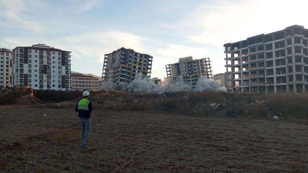 İki bina saniyeler için yerle bir oldu...