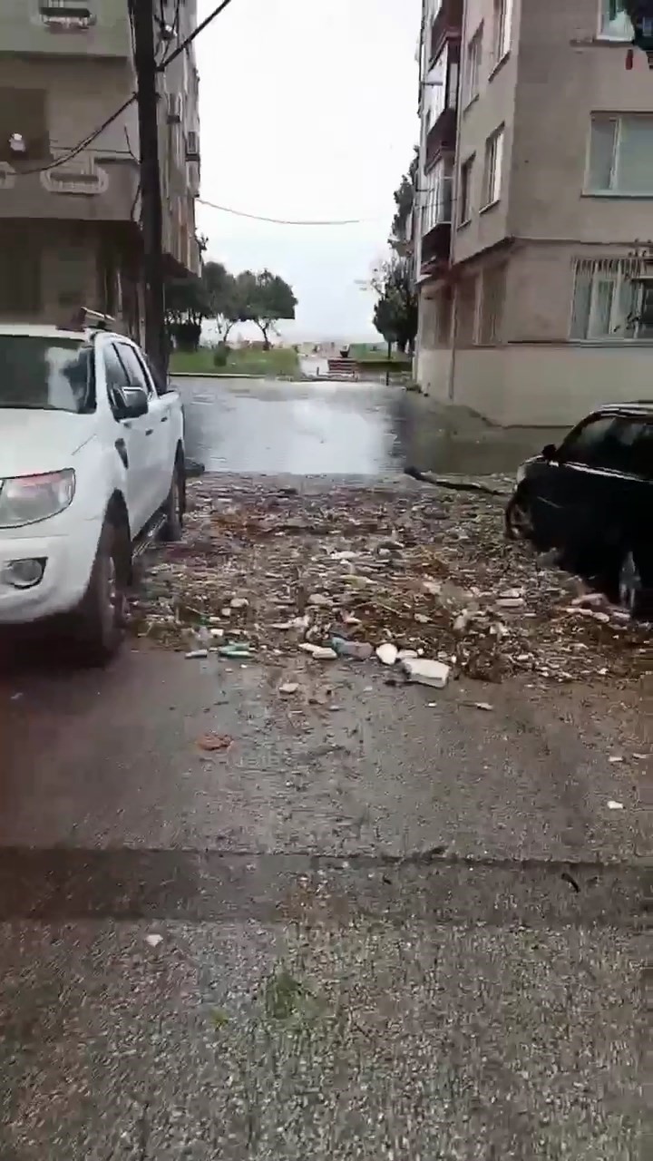 Bursa'da fırtına! Ortalık savaş alanına döndü