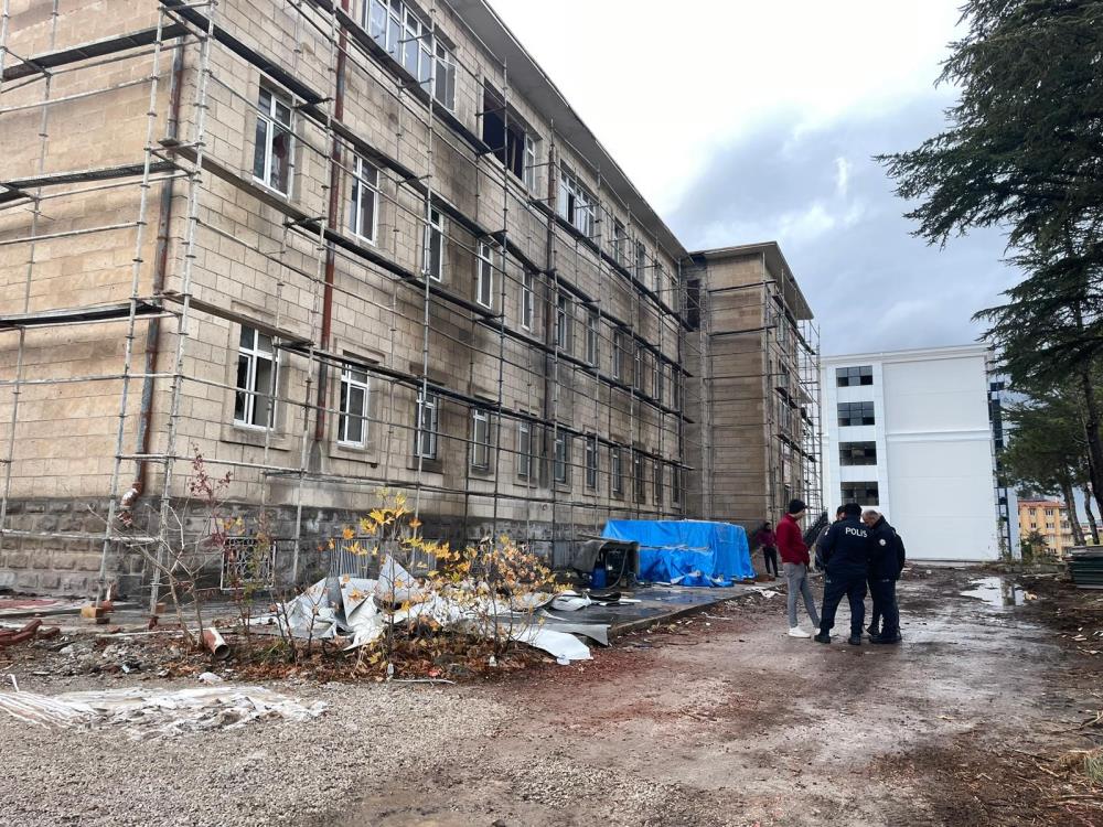 İnşaat işçisini elektrik çarptı!