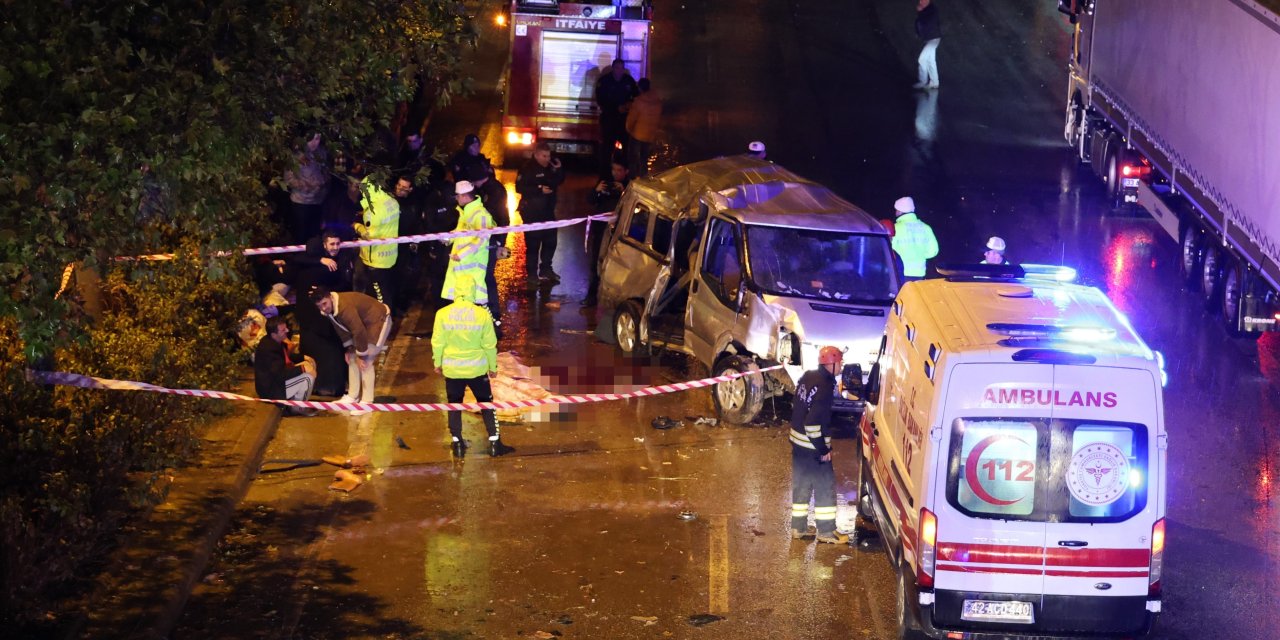 Konya Merkezde 16 yaşındaki sürücünün kullandığı minibüs ağaca çarptı: 3 ölü, 4 yaralı