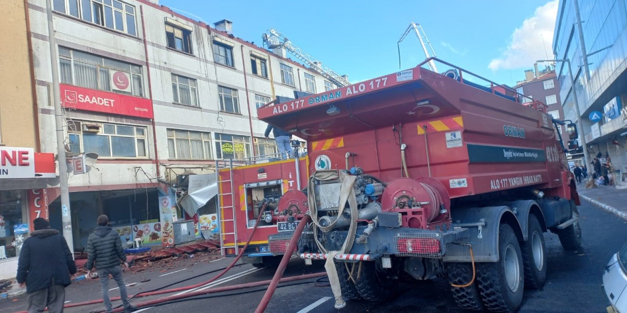 Konya'da 4 katlı iş hanının çatısında yangın