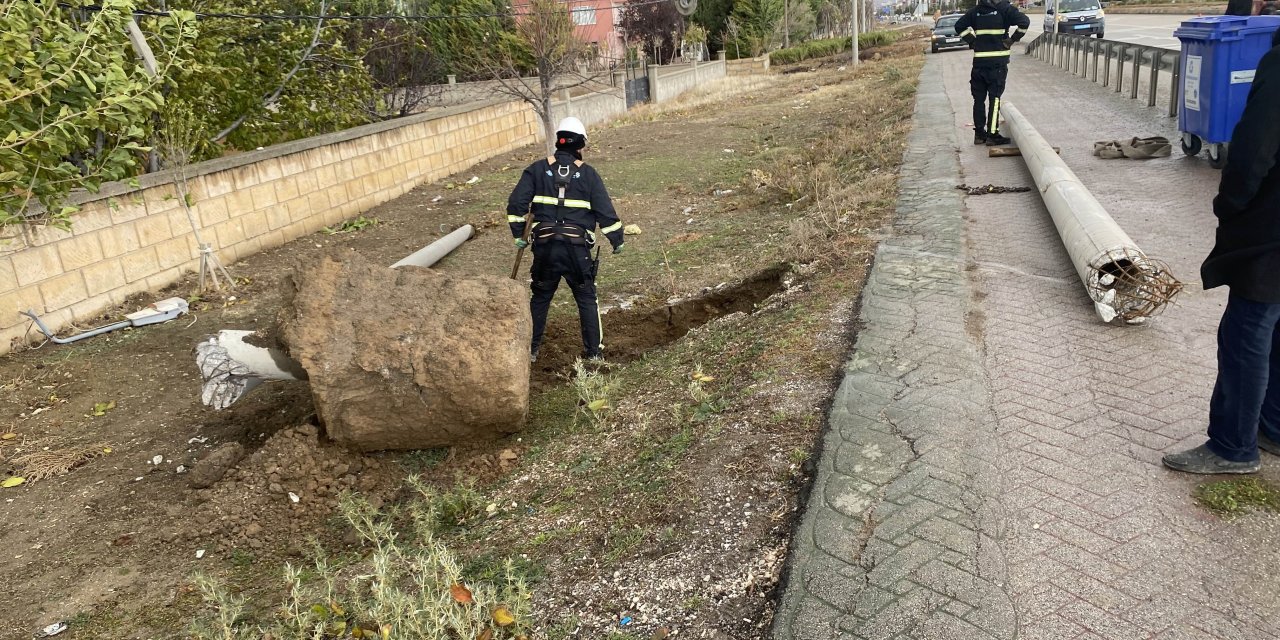 Kulu'da şiddetli rüzgar elektrik direğini devirdi