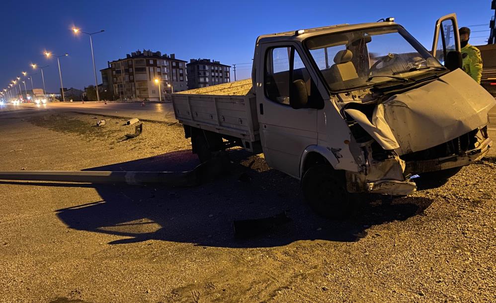 Kamyonet aydınlatma direğine çarptı: 1 yaralı