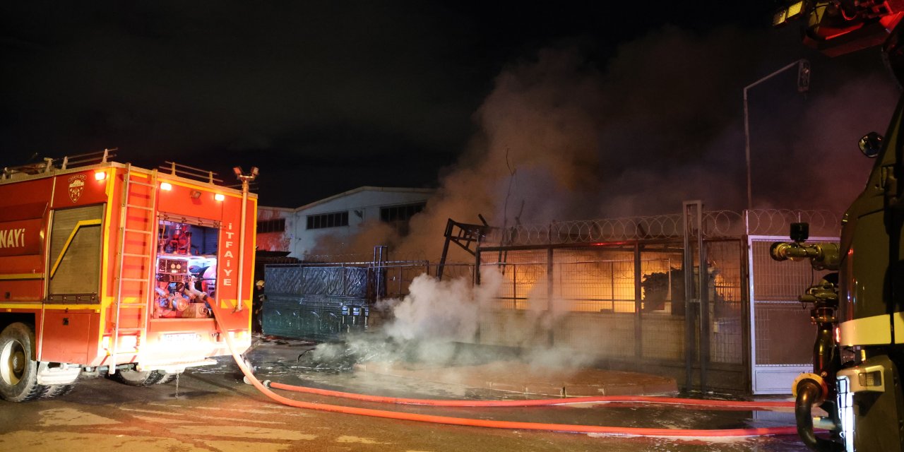 Kalıp fabrikası alev alev yandı