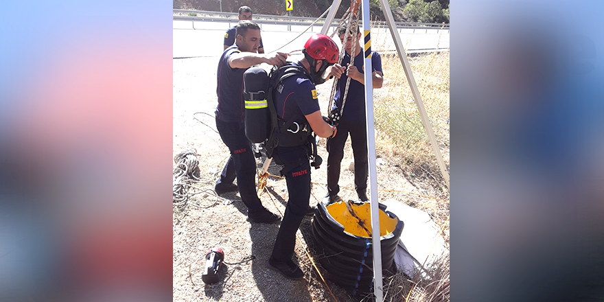 Kuyuya düşen kedi boya kutusu yardımıyla kurtarıldı