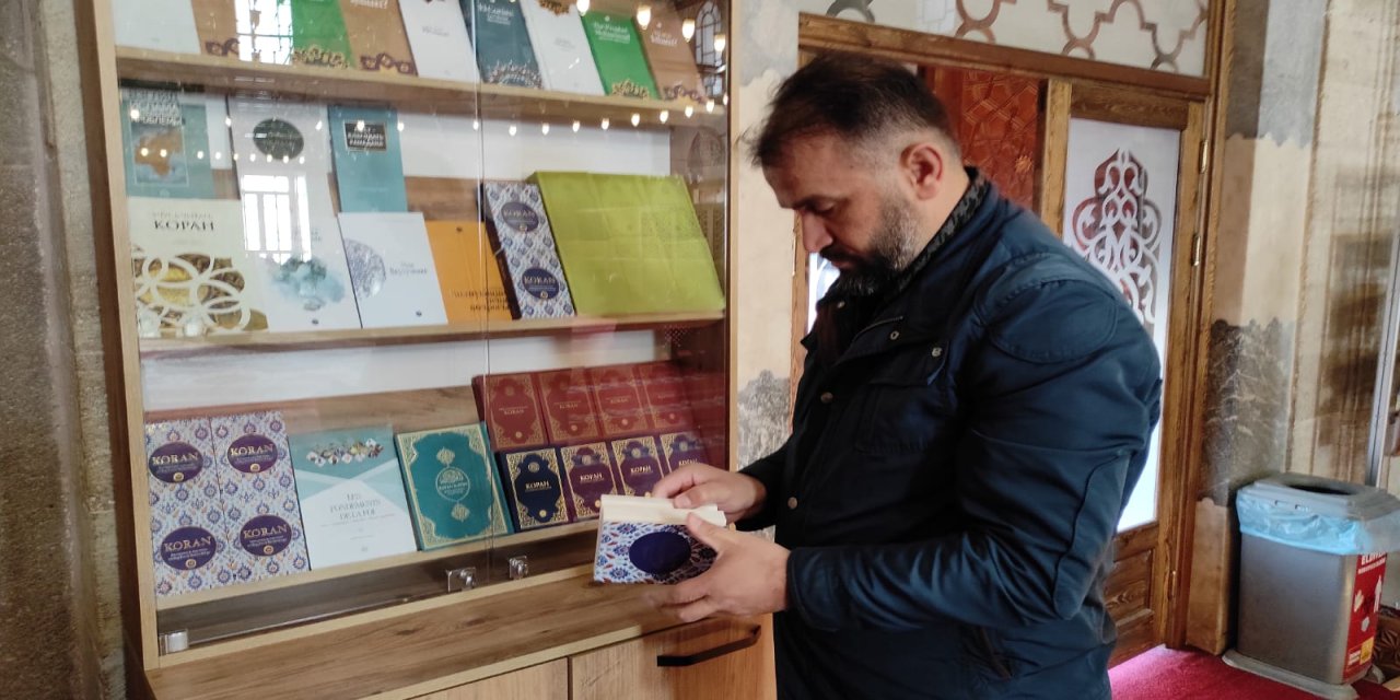 40 farklı dilde basılan Kur’an-ı Kerim ve İslam’ı Anlatan Broşürler Hediye Ediliyor