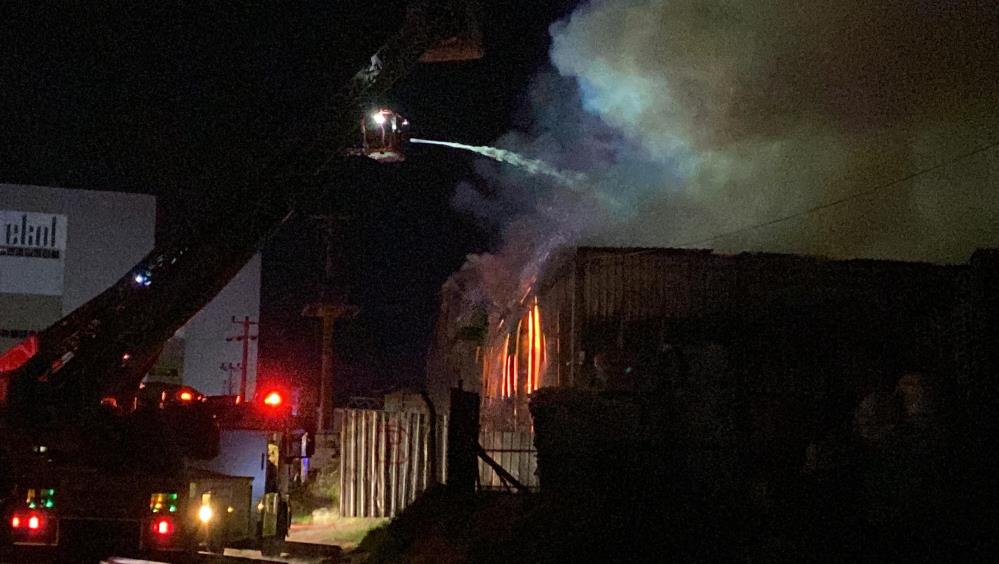 Palet deposunda yangın! Müdahale sürüyor