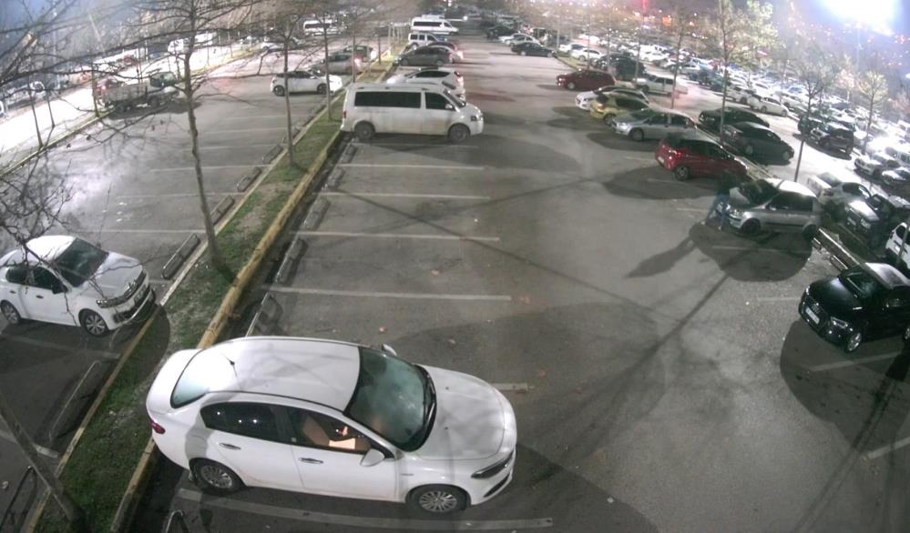 Eline aldığı taşla 35 aracın camını teker teker kırdı!