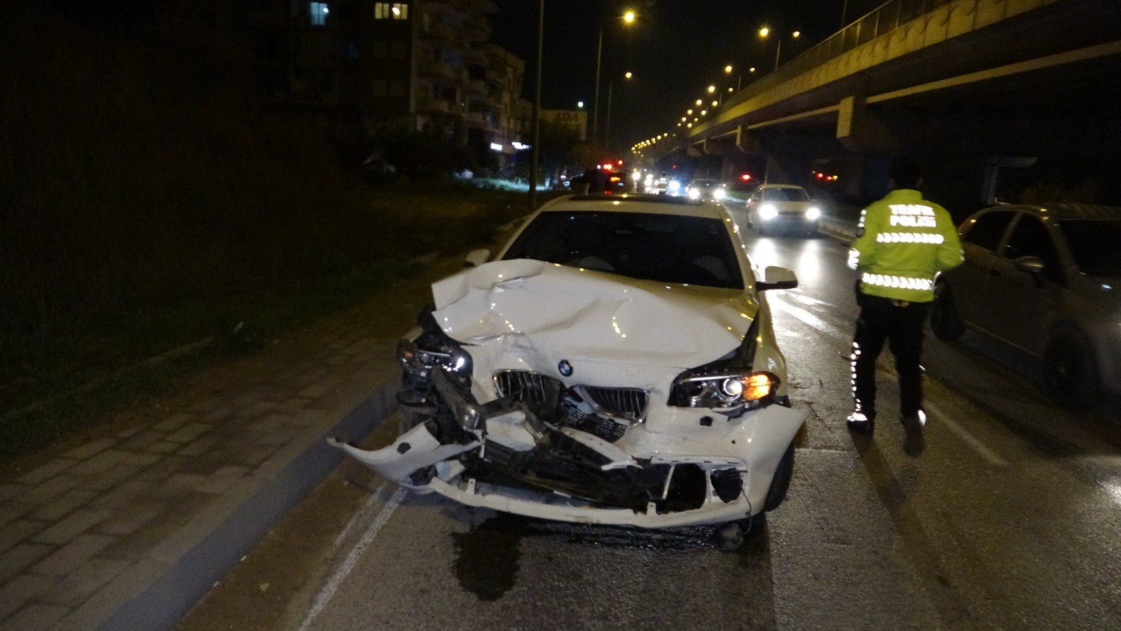 'U' dönüşü yapan otomobile arkadan çarptı:3 yaralı