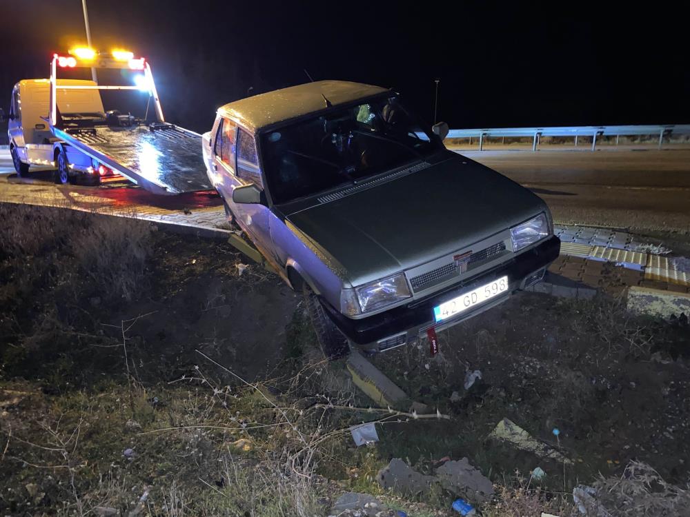 Alkollü sürücünün kullandığı otomobil kaldırımda askıda kaldı