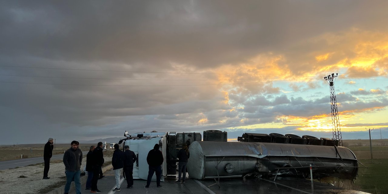 Konya'da refüje çarpan tanker devrildi: 2 yaralı