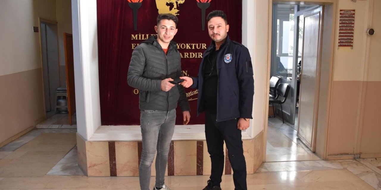 ATM'de unutulan para ve düşürülen cüzdan sahiplerine teslim edildi