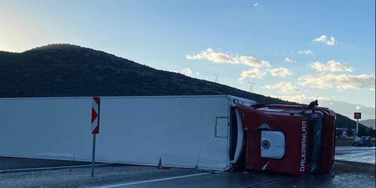 Kontrolden çıkan tır devrildi: 1 yaralı