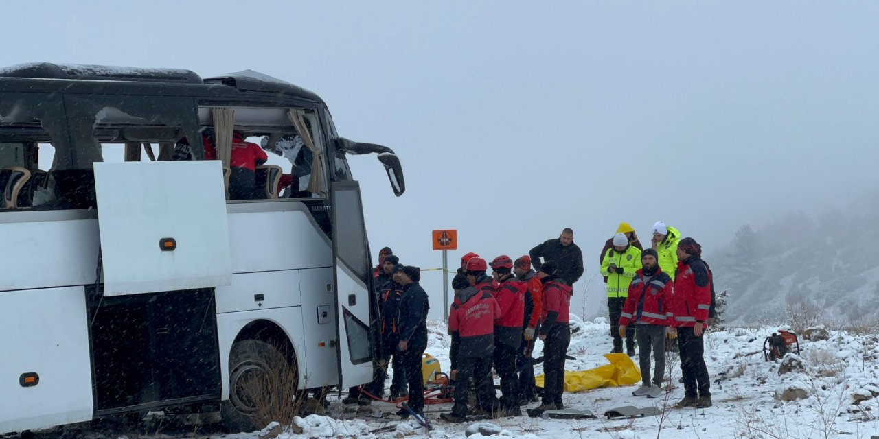 Kars’ta yolcu otobüsü kaza yaptı: 2 ölü, 8 yaralı