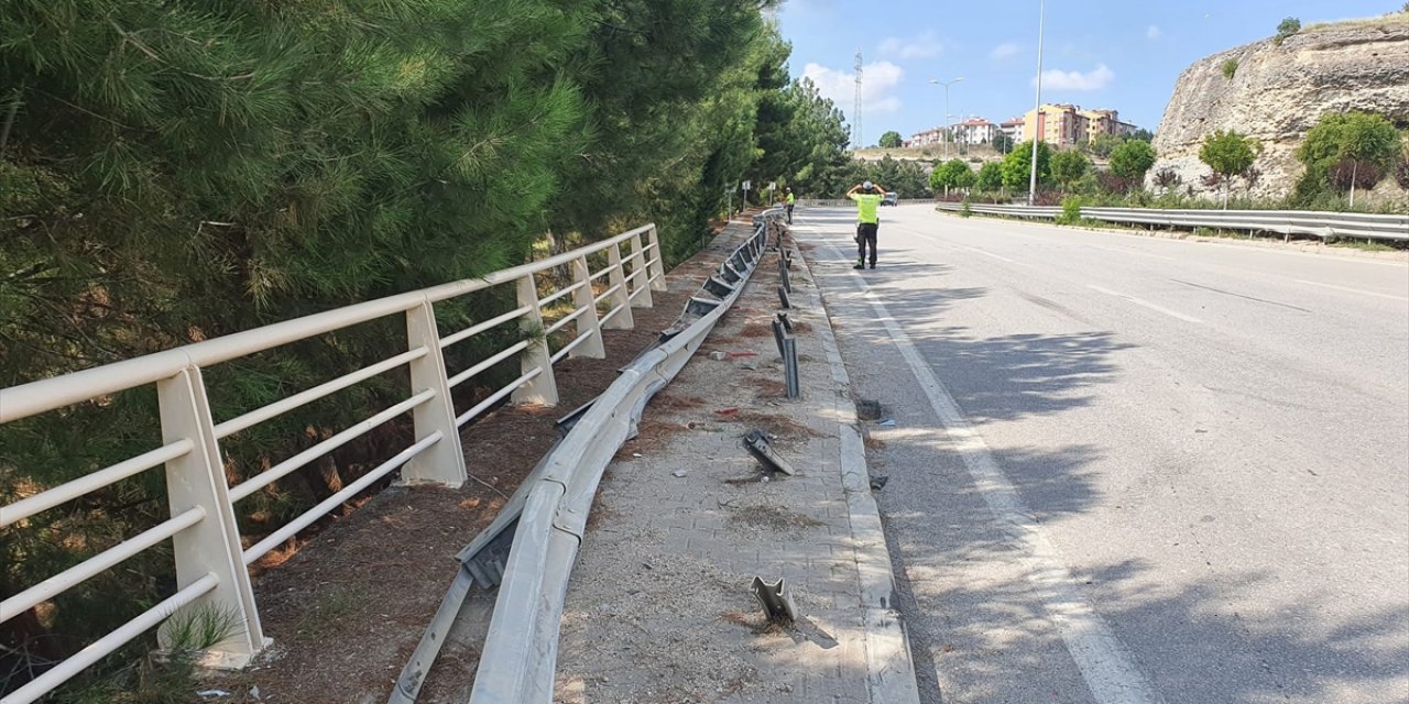 Karabük'te bariyere çarpan kamyonetteki 2 kişi yaralandı