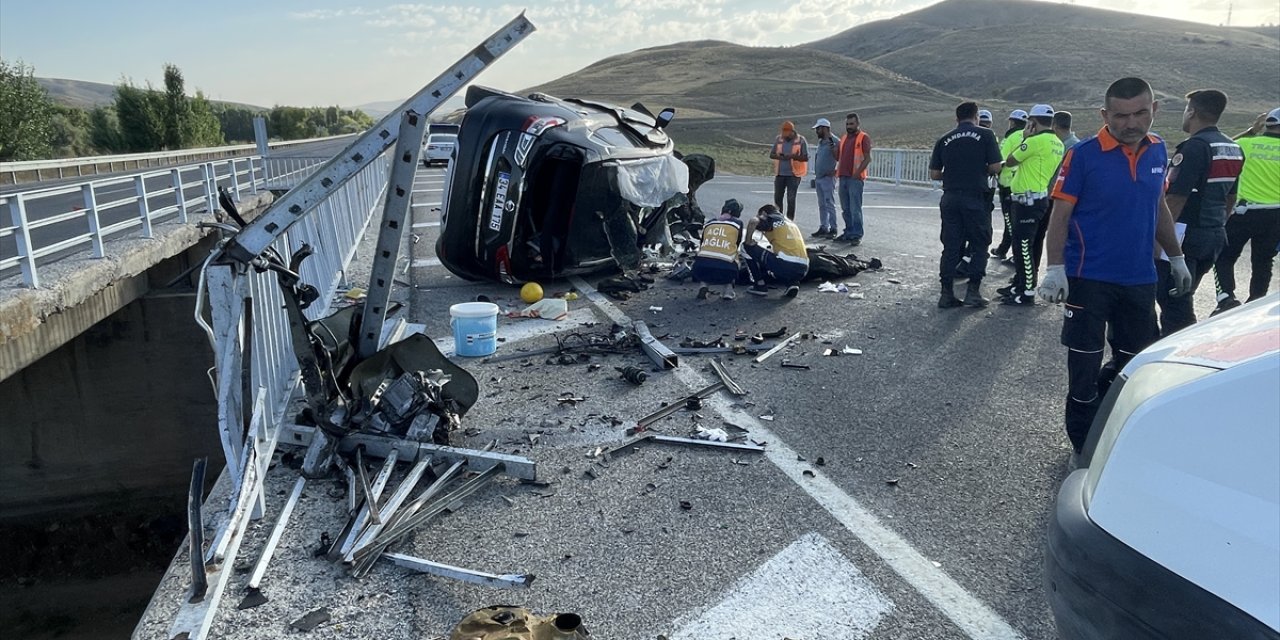 Yozgat'ta otomobilin köprü bariyerine çarpması sonucu 3 kişi öldü, 1 kişi yaralandı