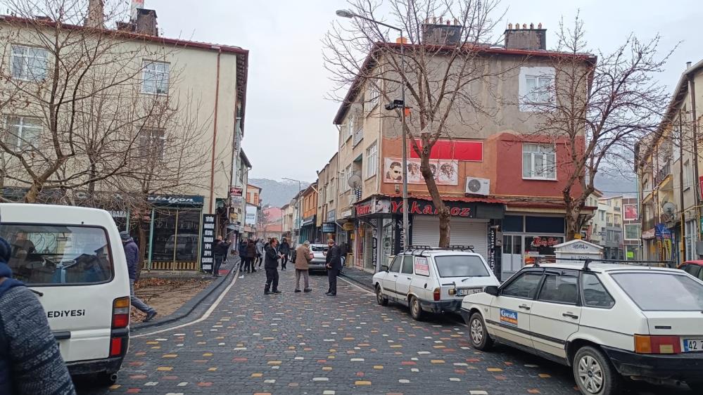 Çatıdan otomobilin üzerine düşen adam kurtarılamayarak hayatını kaybetti