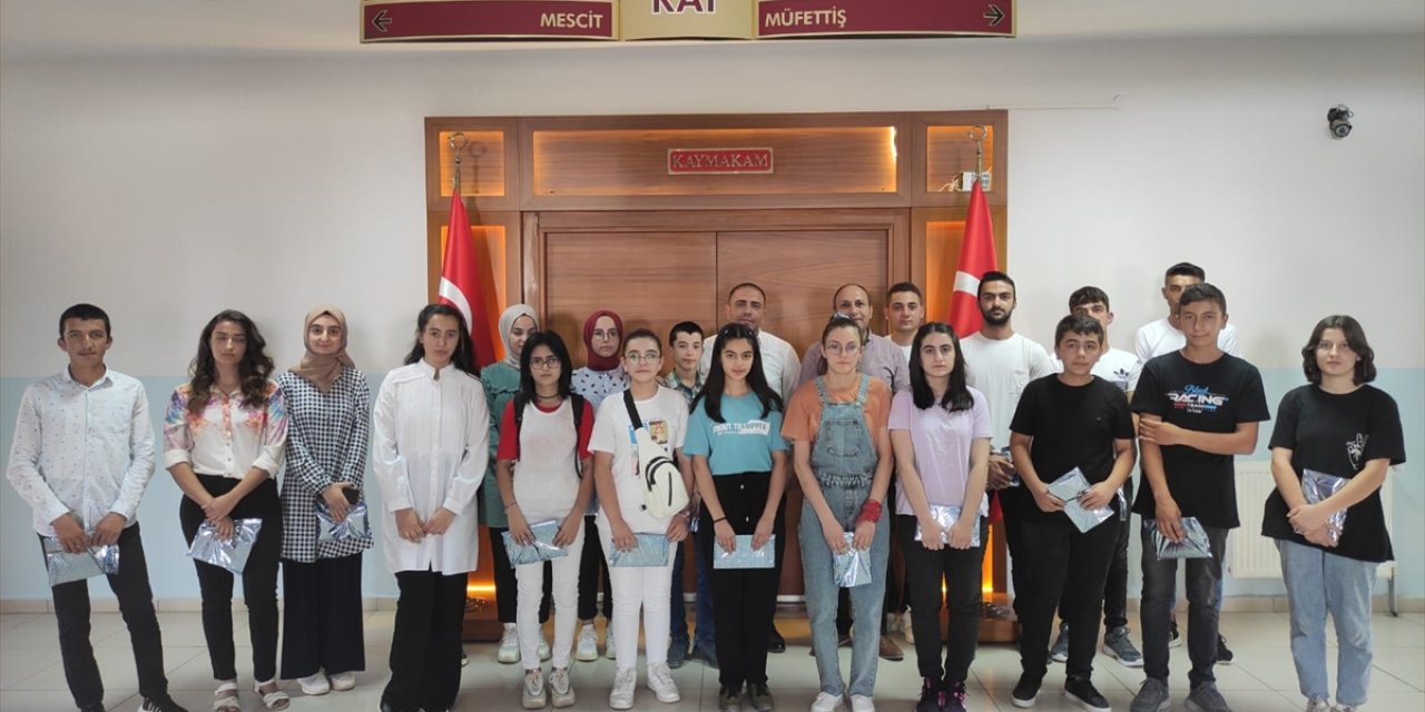 Ulaş Kaymakamı Baş, YKS ve LGS'de başarılı olan öğrencileri ödüllendirdi