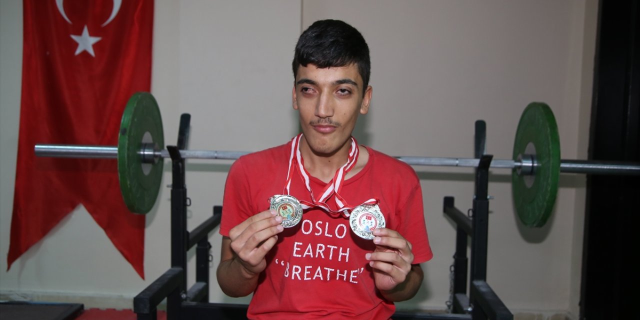 Şanlıurfalı görme engelli halterci, ay-yıldızlı forma hayaliyle antrenmanlarını sürdürüyor