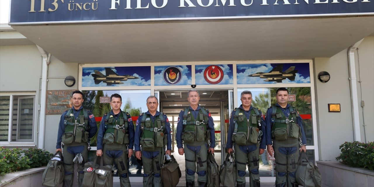 Milli Savunma Bakanı Akar, F-16 kokpitinde