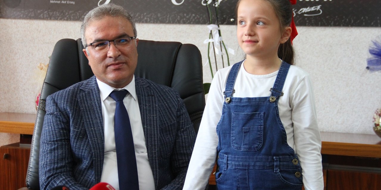 Kayseri'de 9 yaşındaki Yaren kumbarasındaki paraları özel eğitim sınıfına bağışladı