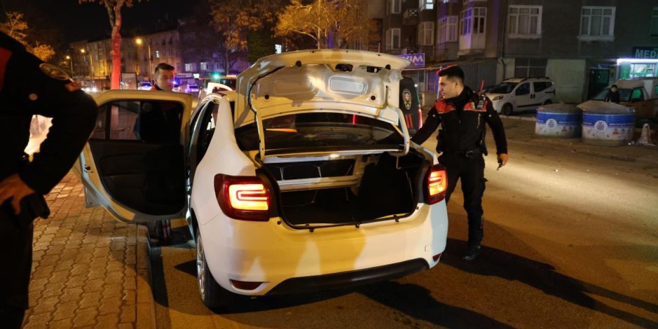 Kovalamacada aracını bırakıp kaçmaya çalışan şüpheli polise yakalandı: “3 kere tabanca yakalattım”