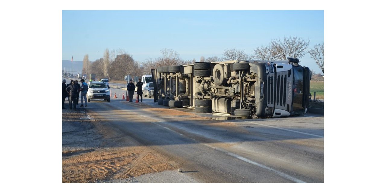 Süt ürünleri yüklü tır devrildi: 1 yaralı