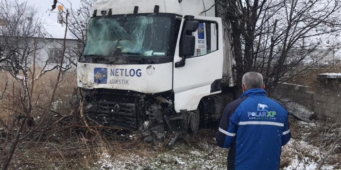 Kontrolden çıkan tır bahçe duvarına çarptı: 1 yaralı