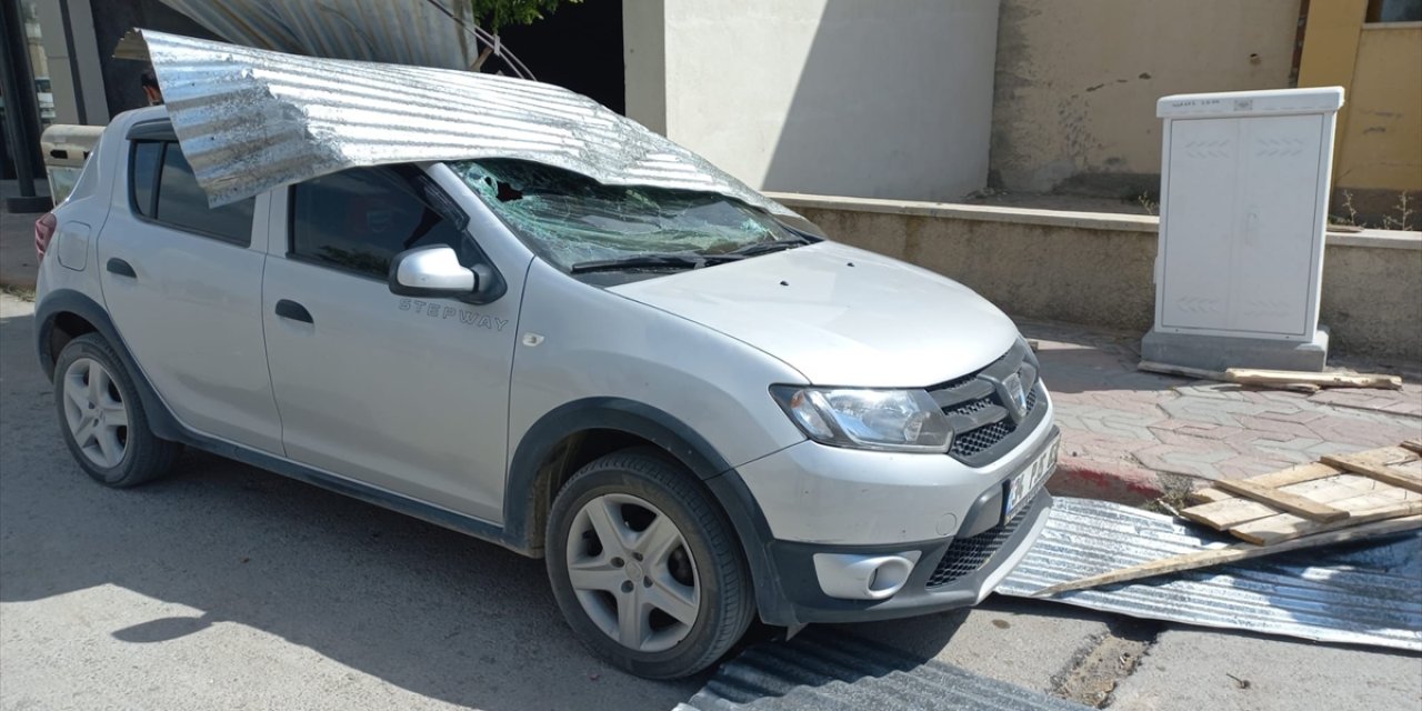 Sivas'ta şiddetli rüzgar bir binanın çatısını uçurdu