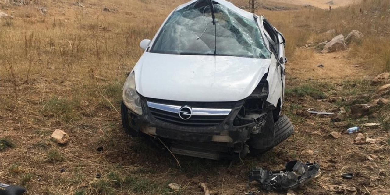 Sivas'ta devrilen otomobildeki 4 kişi yaralandı