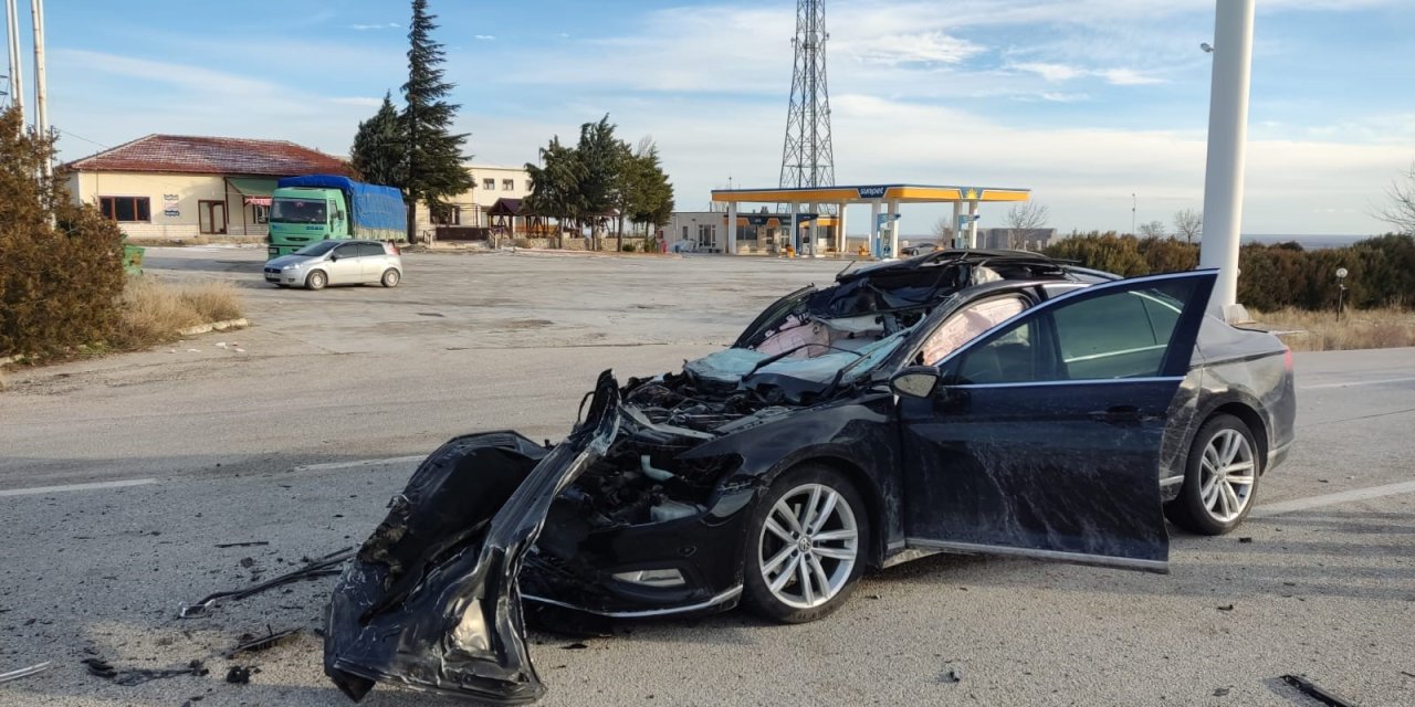 Konya’da otomobil kamyona çarptı: 2 yaralı