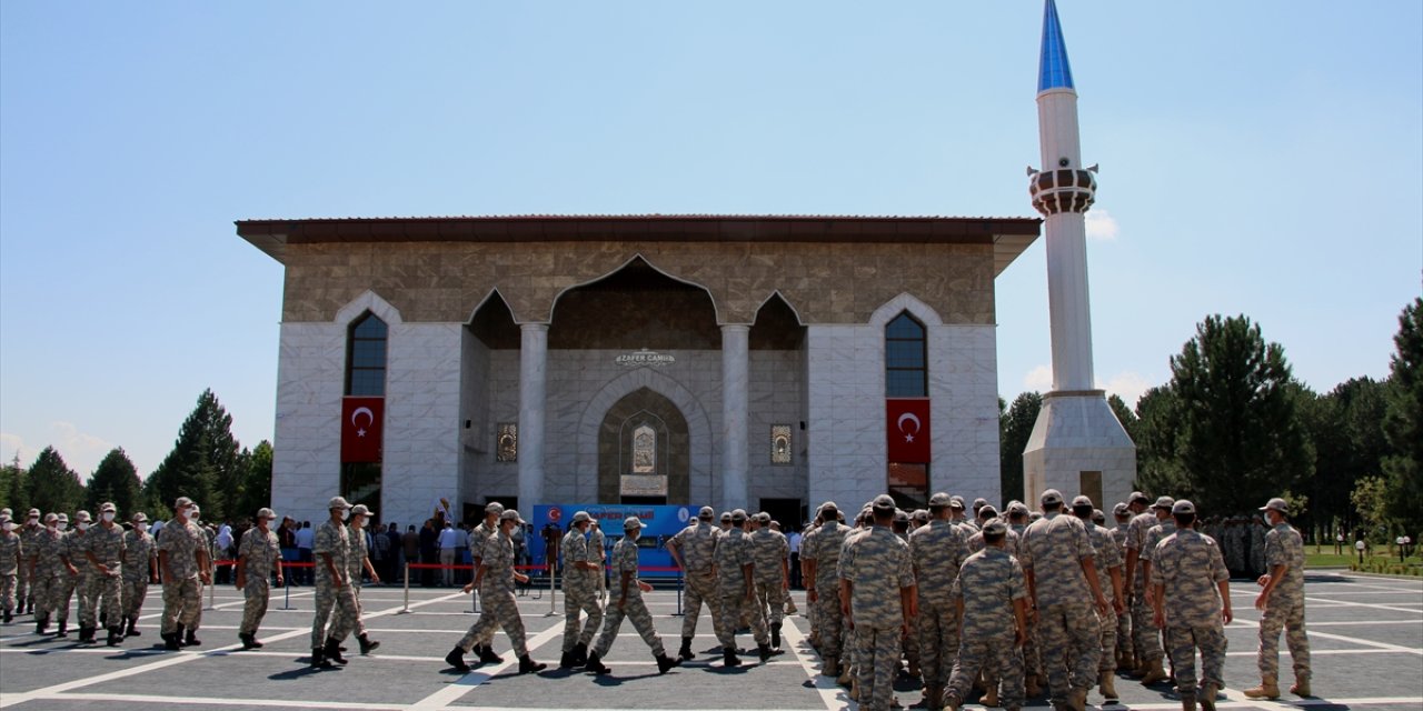 Kütahya Hava Er Eğitim Tugayı'nda yapılan camide ilk cuma namazı kılındı