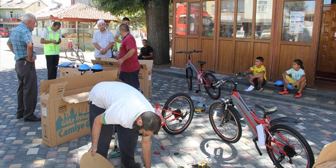 Yalıhüyük'te "Güle Oynaya Camiye Gel Projesinde" çocuklar bisikletlerine kavuştu
