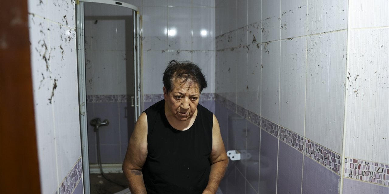 Sel mağduru 73 yaşındaki kadın kullanılamaz hale gelen evinde zor şartlarda yaşıyor