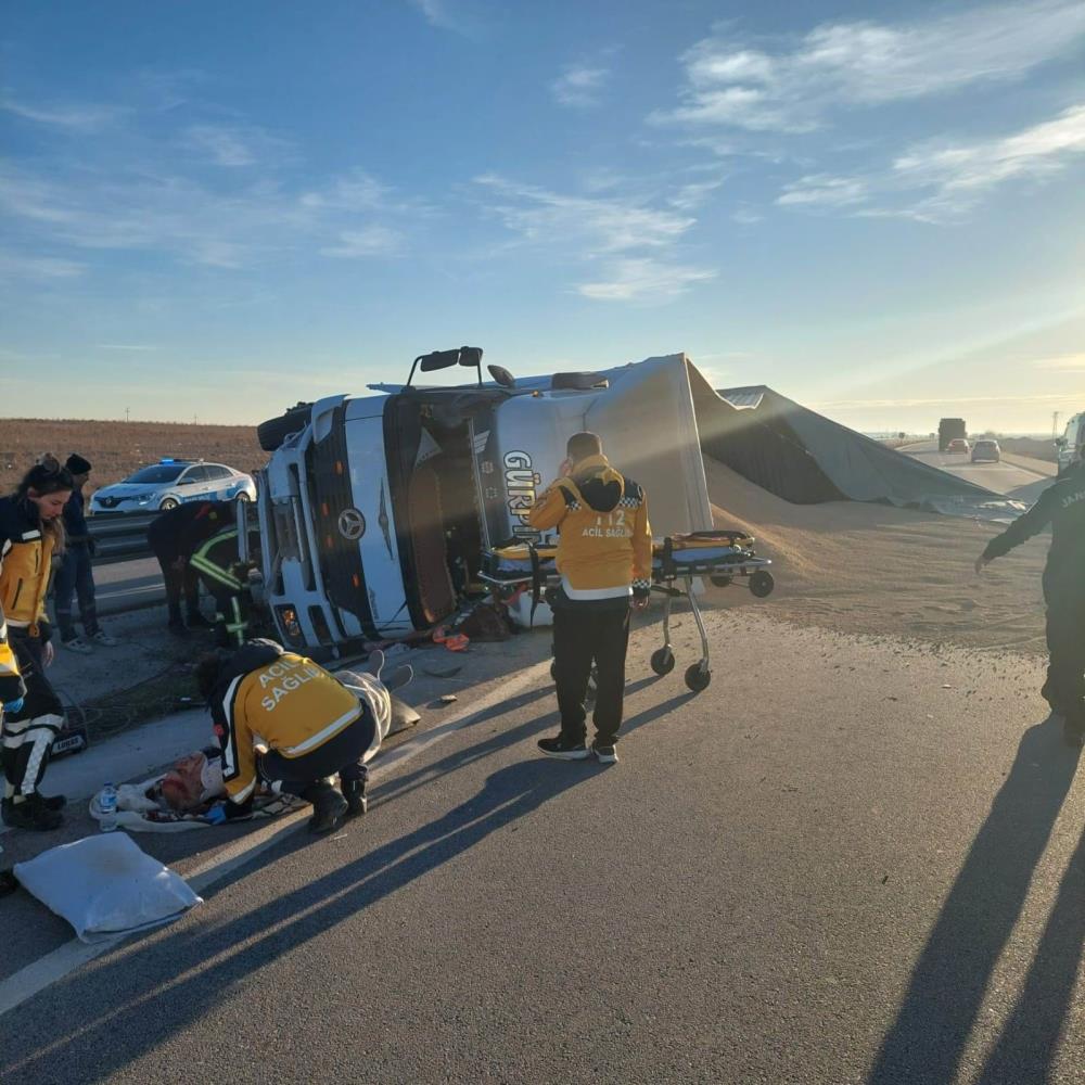Konya'da buğday yüklü tır devrildi: 1 ölü, 1 yaralı
