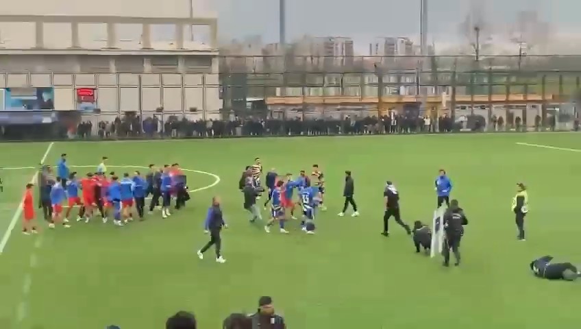 Süper Amatör Küme’ye yükselme maçında saha boks ringine döndü