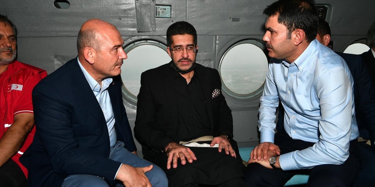 Bakanlar Soylu ve Kurum, Pakistan'da selden etkilenen Badin'de havadan incelemelerde bulundu