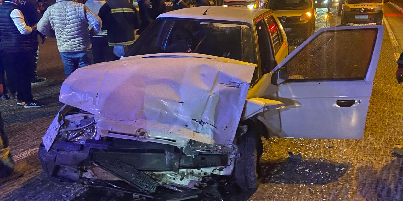 Konya’da otomobil ile hafif ticari aracın çarpışması sonucu 5 kişi yaralandı