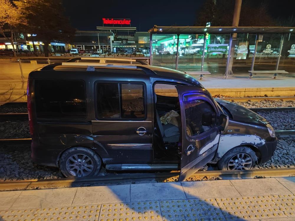 Polisten kaçarken tramvay yoluna giren araçtan düzensiz göçmen çıktı