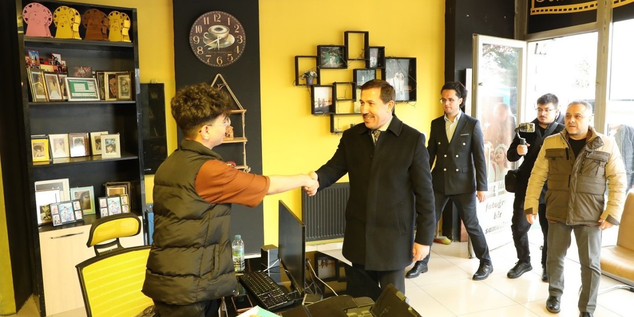 Başkan Hasan Kılca vatandaşı tek tek ziyaret ederek, el sıkıyor, gönül alıyor