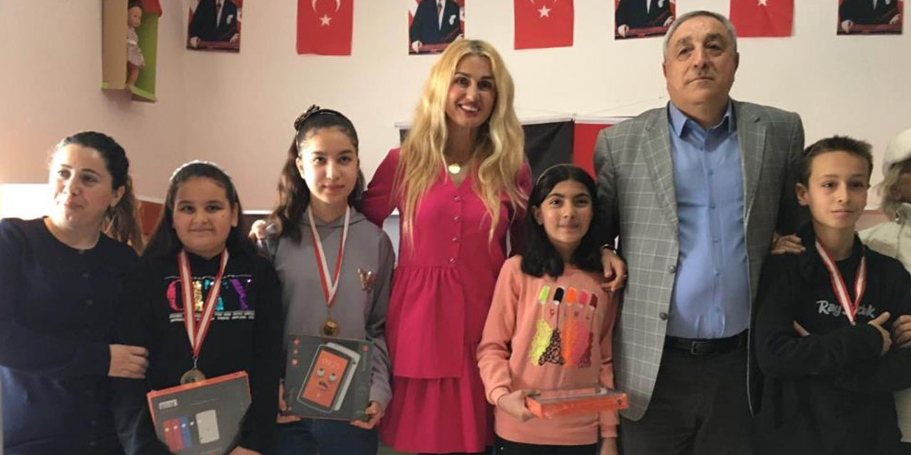 Tuğba Özay babasının adına düzenlenen şiir yarışmasına katıldı